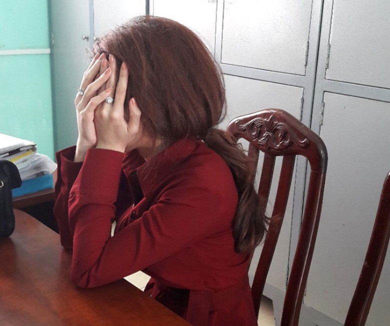 Hiền tại cơ quan c&ocirc;ng an. Ảnh C&ocirc;ng an cung cấp