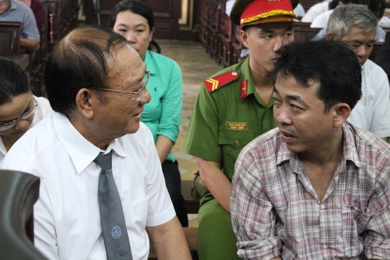 Lu&acirc;t sư đang trao đổi với bị c&aacute;o H&ugrave;ng