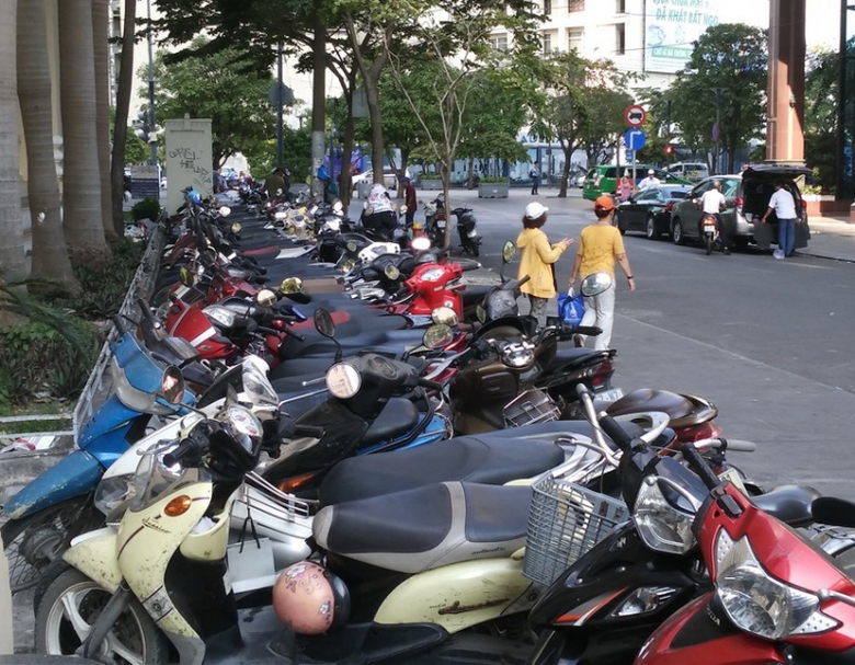 Một b&atilde;i giữ xe tr&ecirc;n vỉa h&egrave; Q 1