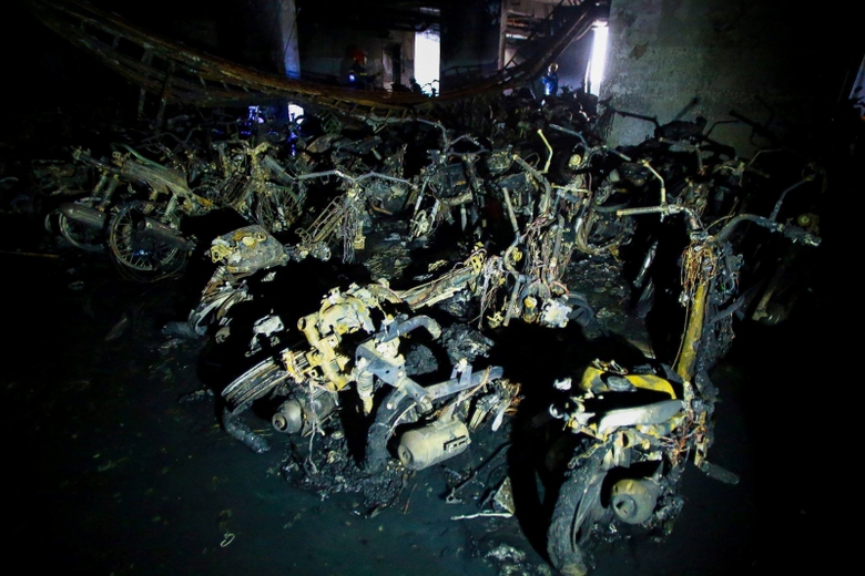 H&agrave;ng trăm xe m&aacute;y bị ch&aacute;y ở tầng hầm