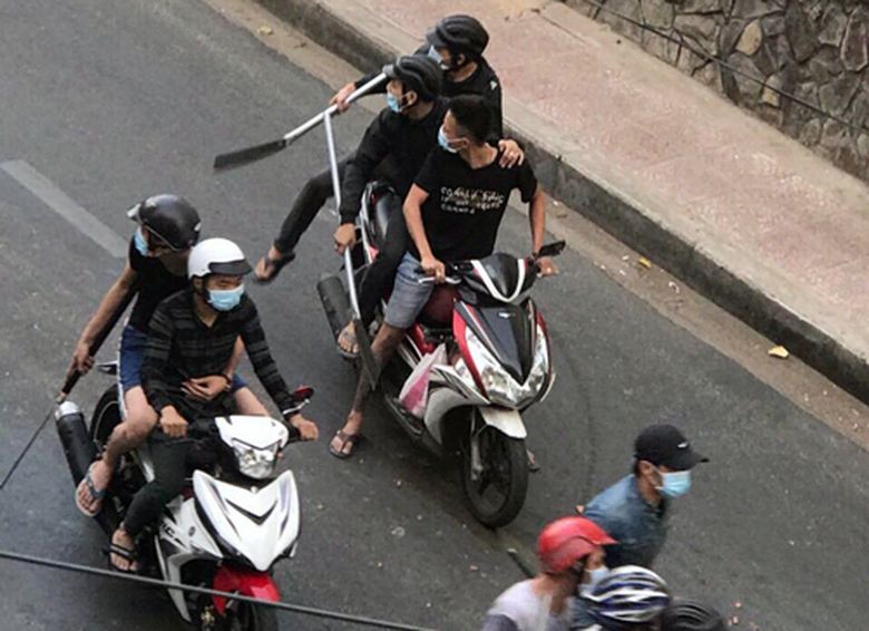 C&aacute;c thanh ni&ecirc;n cầm m&atilde; tấu. ảnh Quang Long