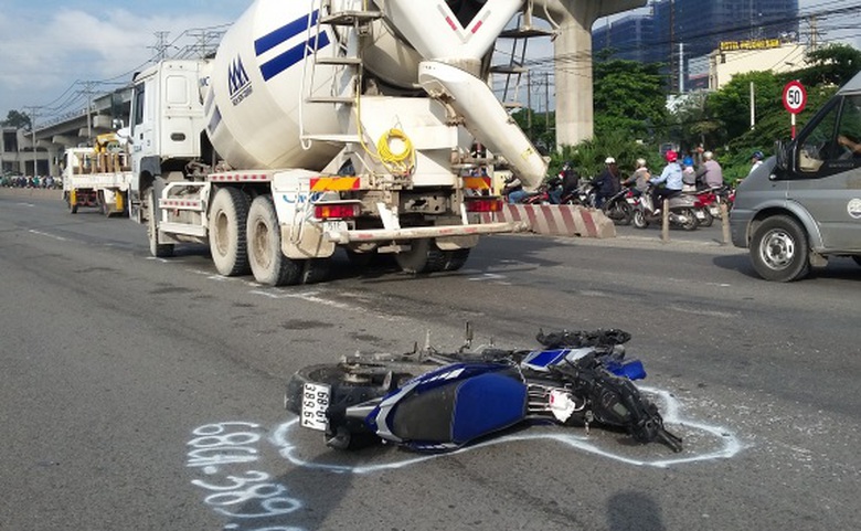 Một vụ TNGT ở ng&atilde; tư Thủ Đức