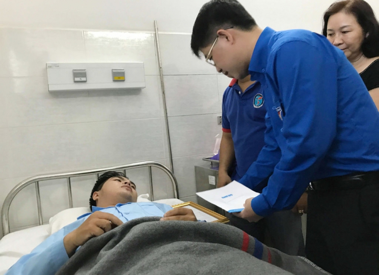 trao-huy-hieu-tuoi-tre-dung-cam-hiep-si-duong-pho-