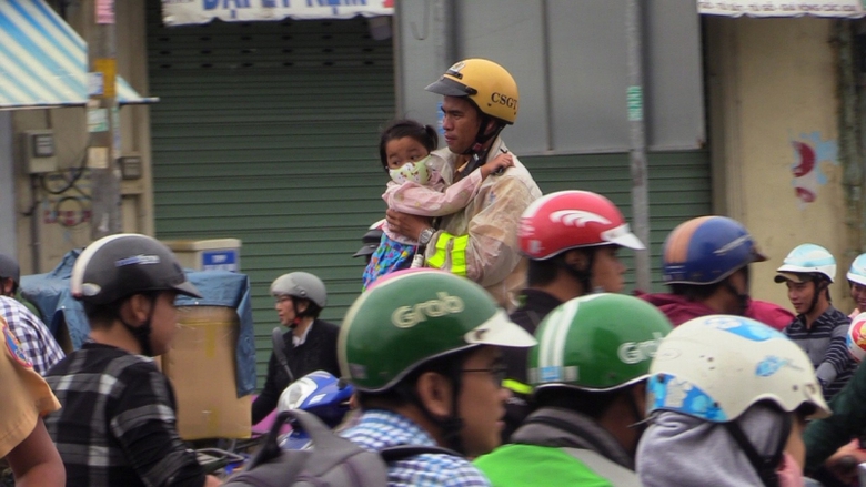 b&ocirc;ng be gai qua vung ngap nuoc