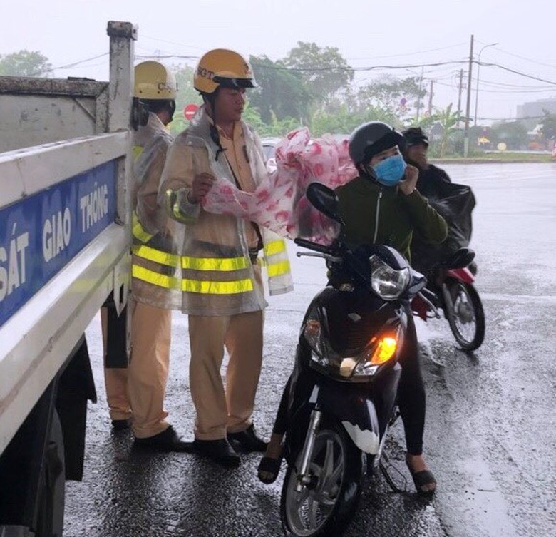 ph&aacute;t &aacute;o mưa cho người d&acirc;n