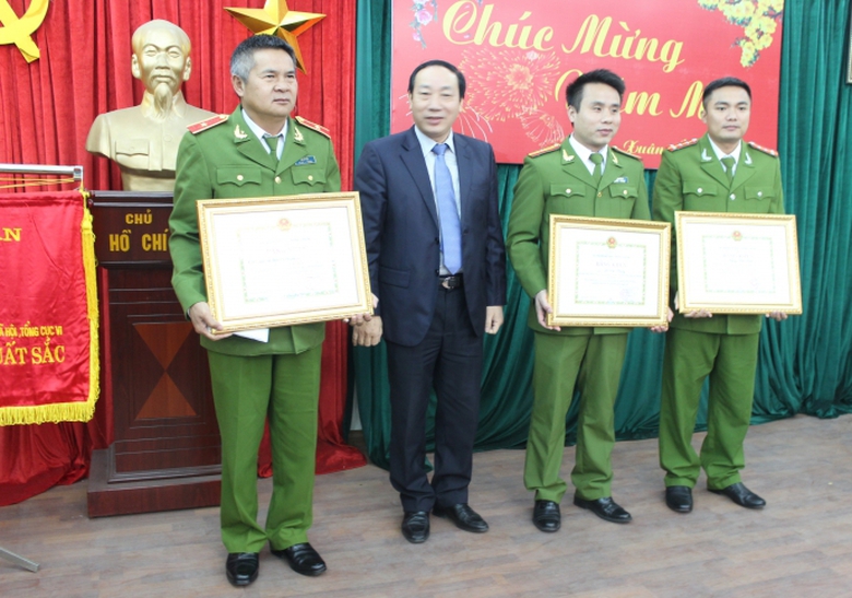 Thứ trưởng Nguyễn Hồng Trường trao Bằng khen của B
