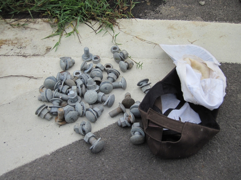 Nhiều bulong bị th&aacute;o dỡ tr&ecirc;n dải ph&acirc;n c&aacute;ch