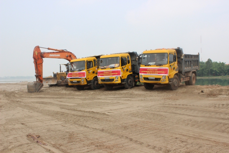 Nga sau lễ động thổ, c&aacute;c nh&agrave; thầu đ&atilde; tập trung m&aacute;y