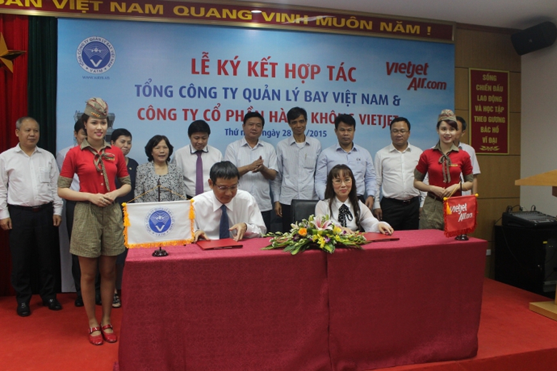 Bộ trưởng Đinh La Thăng c&aacute;c c&aacute;c đại biểu chứng kiế
