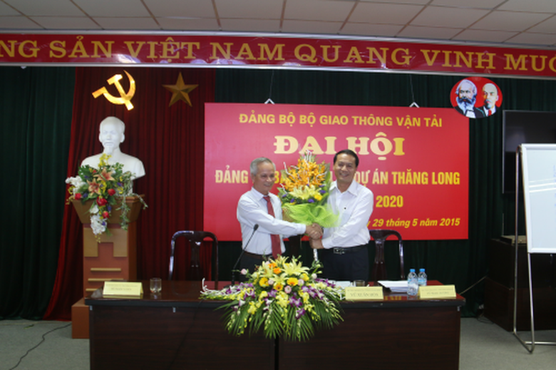 B&iacute; thư nhiệm kỳ 2010-2015 Vũ Xu&acirc;n H&ograve;a tặng hoa v&agrave; 