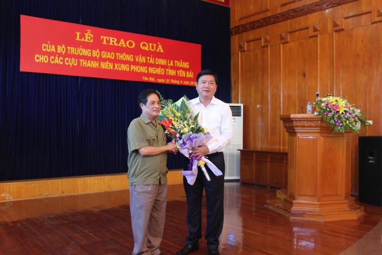 Thay mặt Hội Cựu TNXP tỉnh Y&ecirc;n B&aacute;i, b&aacute;c Nguyễn Văn