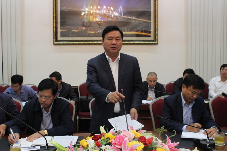 Bộ trưởng Đinh La Thăng ph&aacute;t biểu tại cuộc họp chi
