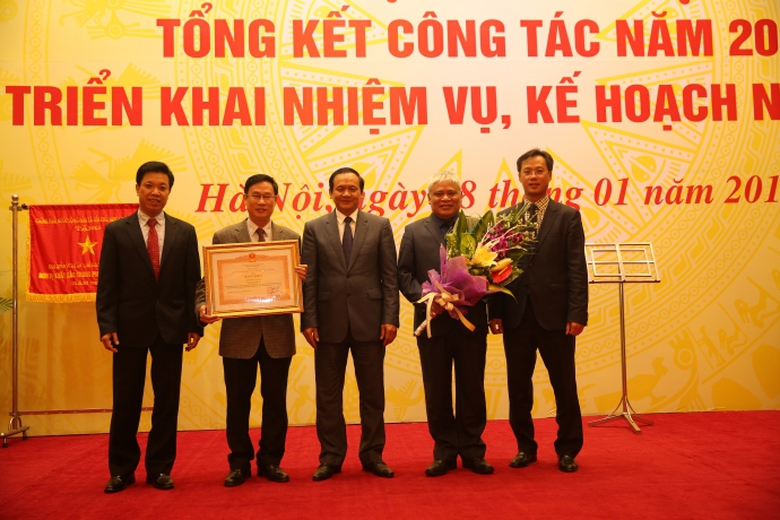 Nh&acirc;n dịp n&agrave;y, Thứ trưởng Nguyễn Nhật đ&atilde; trao Bằng 