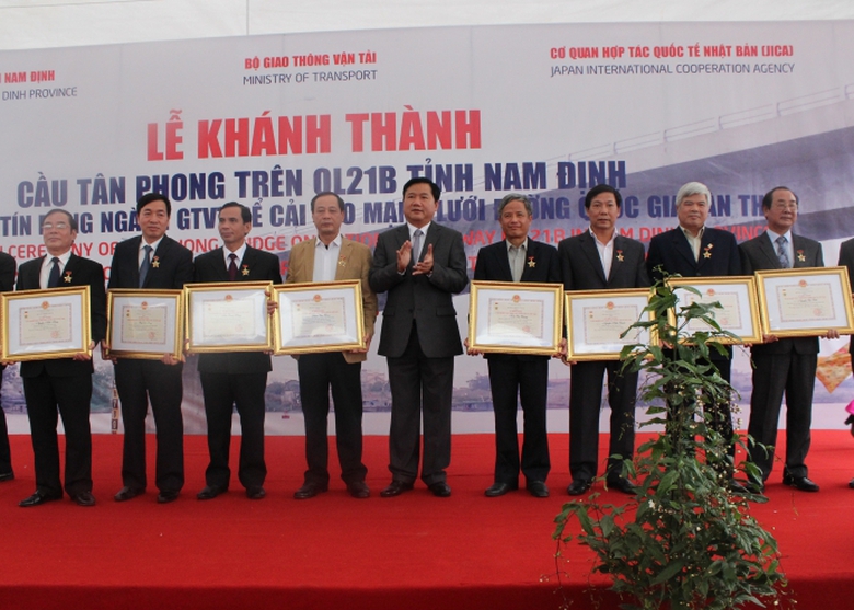 Nh&acirc;n dịp n&agrave;y, Bộ trưởng Đinh La Thăng đ&atilde; trao Kỷ n