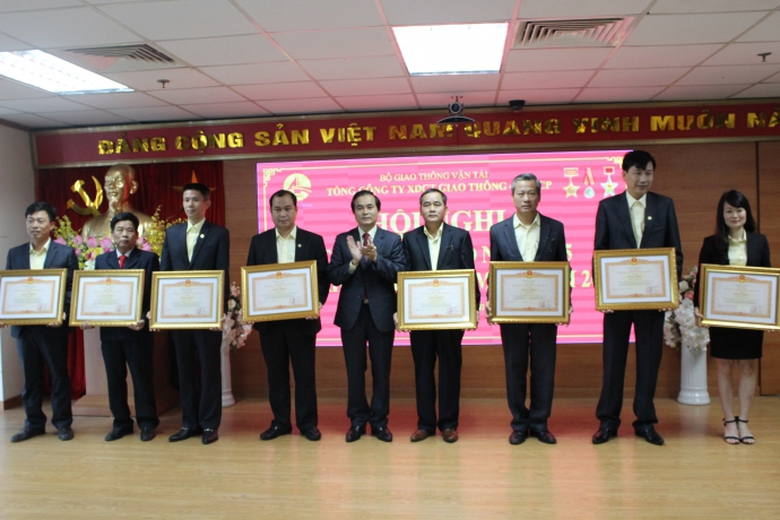 &ocirc;ng L&ecirc; Ngọc Hoa, Ph&oacute; Chủ tịch UBND tỉnh Nghệ An tr