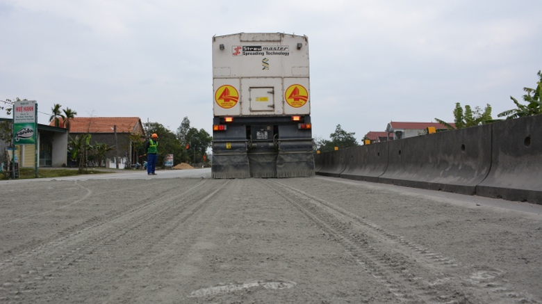 m&aacute;y rải xi măng định lượng được lập tr&igrave;nh sẵn sau 