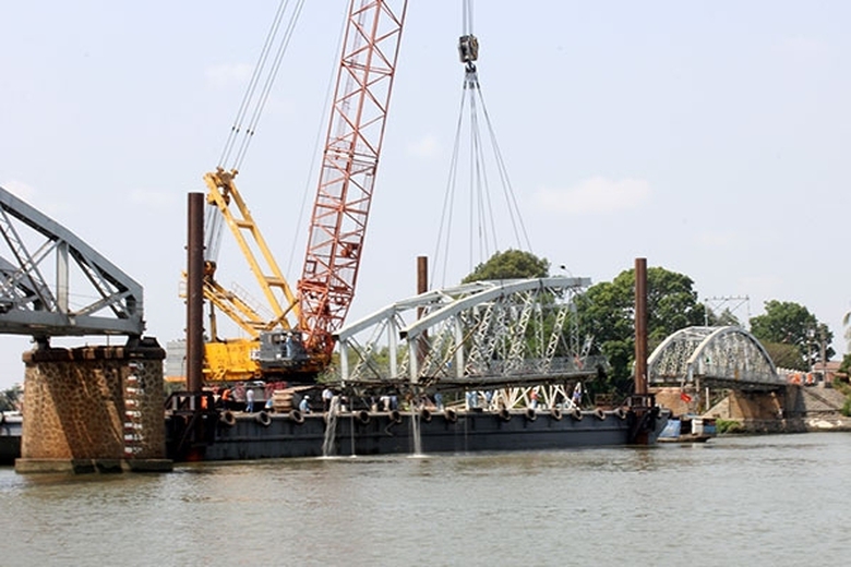 Ng&agrave;y 31.03.2016, ho&agrave;n th&agrave;nh việc trục vớt 2 nhịp c