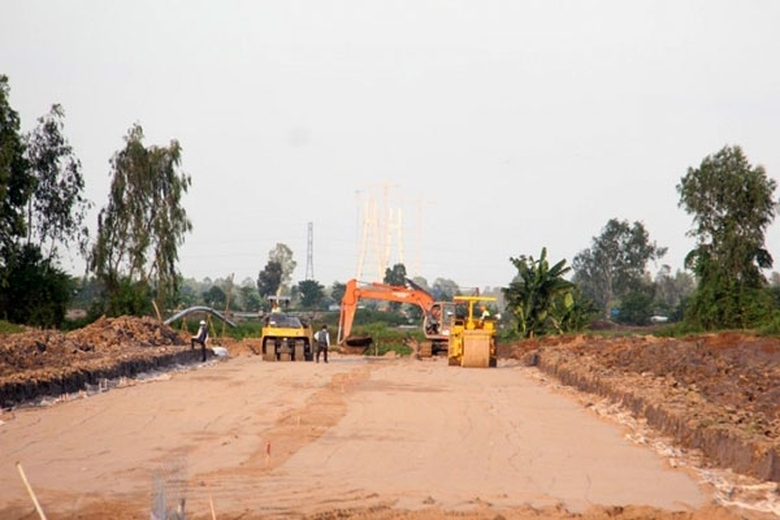 thi c&ocirc;ng nền đường dự &aacute;n Lộ Tẻ - Rạch Sỏi