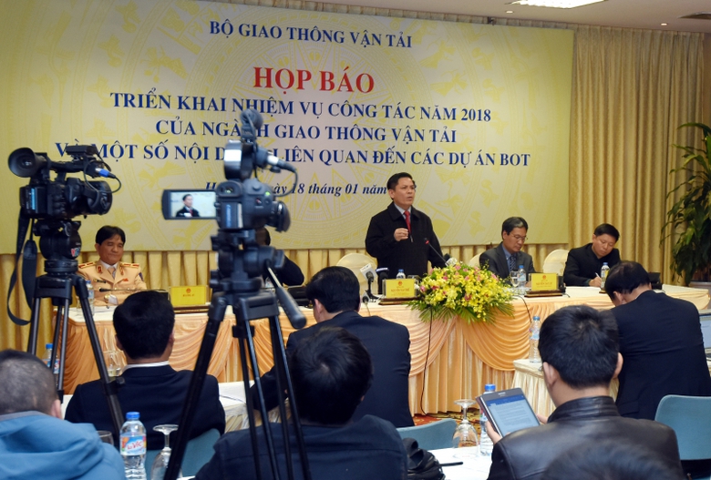 Bo truong Nguyen Van The tra loi cau hoi cacc co q