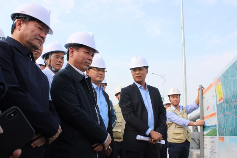 Bộ trưởng Nguyễn Văn Thể c&ugrave;ng l&atilde;nh đạo hai tỉnh H&agrave;