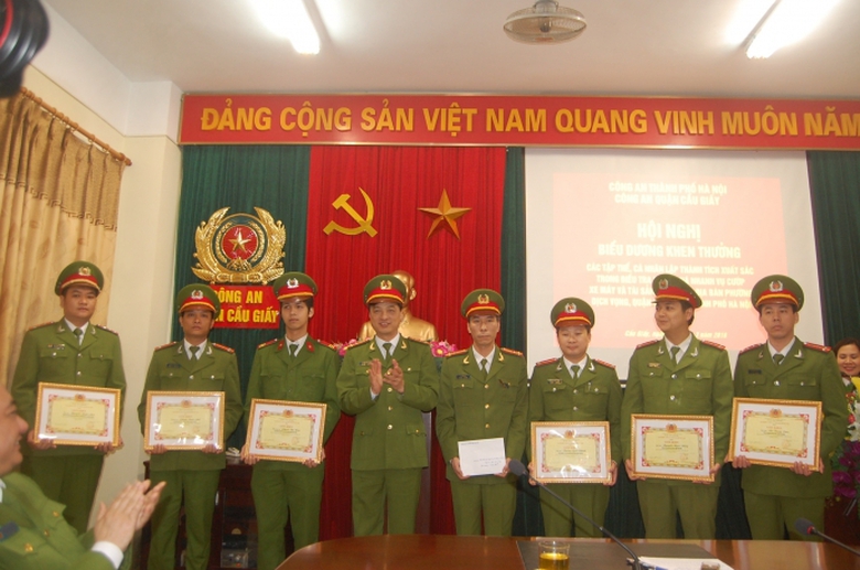 Khen thưởng c&aacute;c đơn vị v&agrave; c&aacute; nh&acirc;n tham gia ph&aacute; &aacute;n