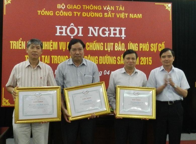 trao thưởng cho c&aacute;c tập thể, c&aacute; nh&acirc;n  xuất sắc