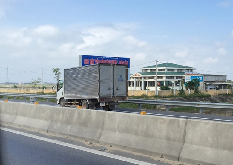 Quảng-B&igrave;nh-Xe-tải-h&uacute;c-bay-xe-m&aacute;y,-1-người-nguy-kịc