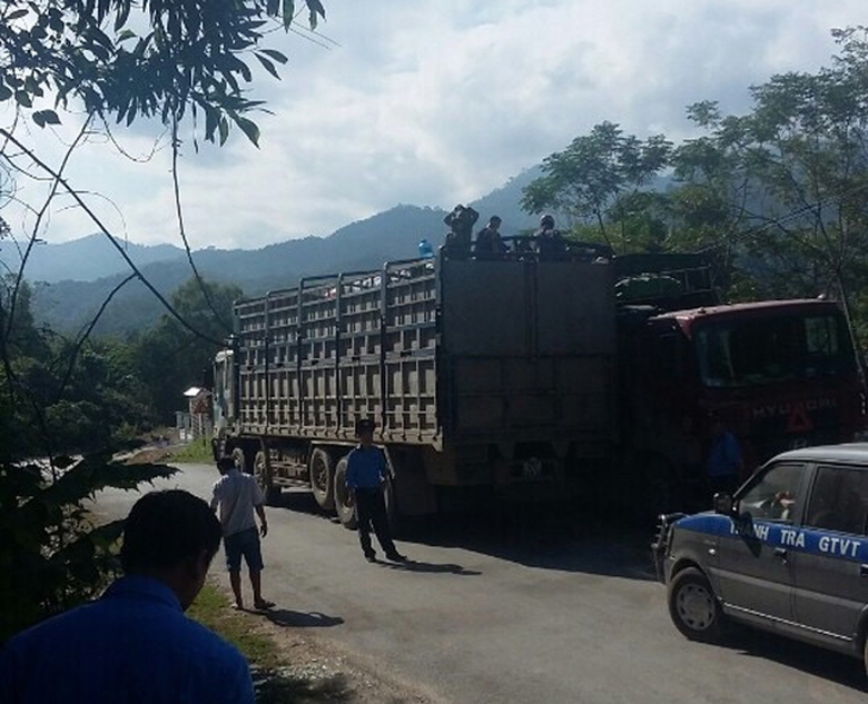 Nghệ An Buộc hạ tải h&agrave;ng chục xe chở n&ocirc;ng sản qu&aacute; 