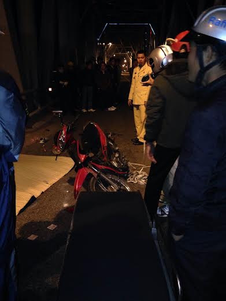 Xe m&aacute;y đấu đầu giữa cầu Bến Thủy, 2 người chết thả