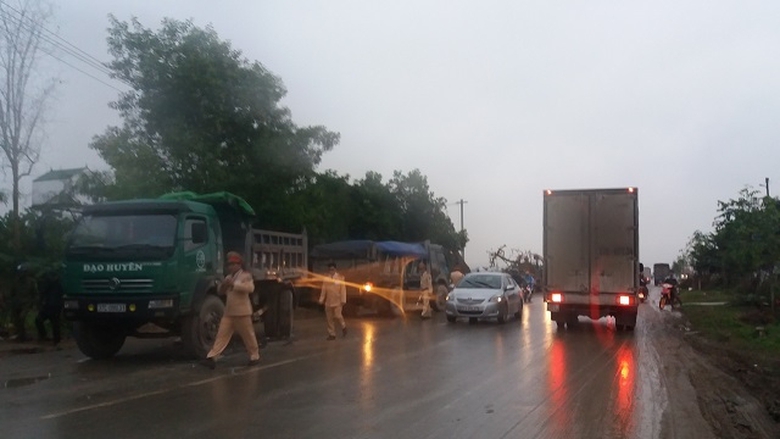 Xe cẩu tự h&agrave;nh n&aacute;t b&eacute;t sau pha đấu đầu xe tải tr&ecirc;n