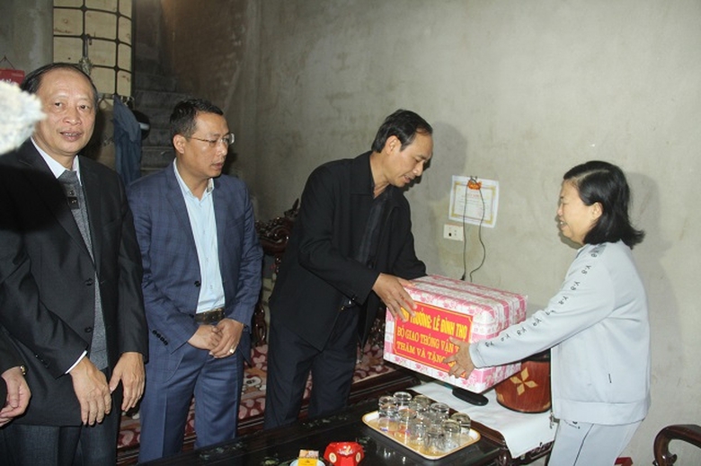 Thứ-trưởng-L&ecirc;-Đ&igrave;nh-Thọ-tặng-qu&agrave;-cho-gia-đ&igrave;nh-người