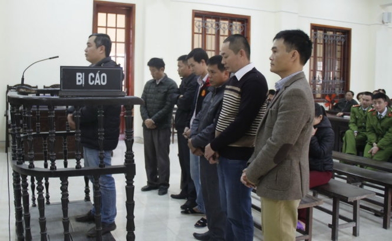 Gắn ch&iacute;p gian lận xăng dầu, phạt t&ugrave; cả kẻ b&aacute;n lẫn 