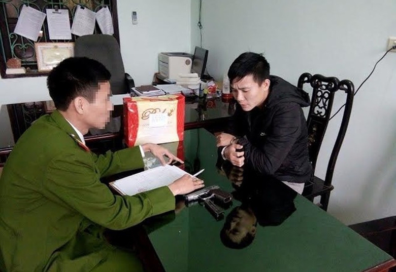 Giang hồ &ldquo;cộm c&aacute;n&rdquo;c&oacute; s&uacute;ng qu&acirc;n dụng, t&agrave;ng chữ 3kg 