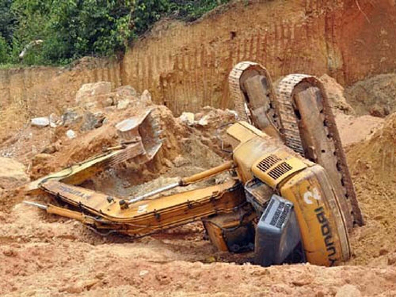 M&aacute;y x&uacute;c bị lật một nam thanh ni&ecirc;n tử vong