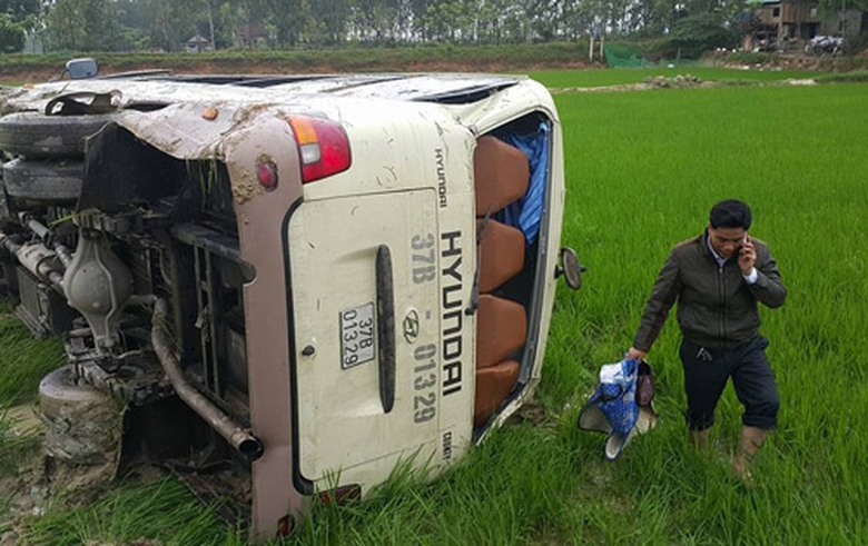 Nghệ An Lật xe kh&aacute;ch 8 người bị thương