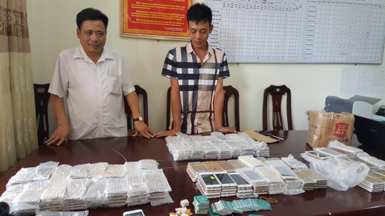 Bắt xe kh&aacute;ch vận chuyển 300 chiếc Iphone 6 nhập lậ