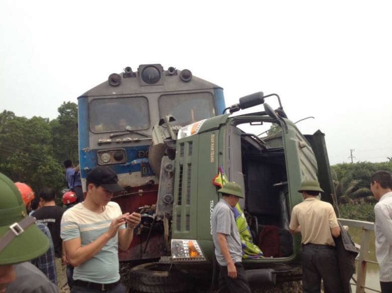 Hiện trường vụ t&agrave;u hỏa đ&acirc;m xe tải lật nghi&ecirc;ng tr&ecirc;n