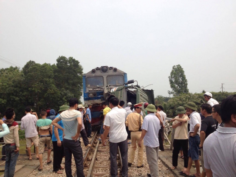 Hiện trường vụ t&agrave;u hỏa đ&acirc;m xe tải lật nghi&ecirc;ng tr&ecirc;n