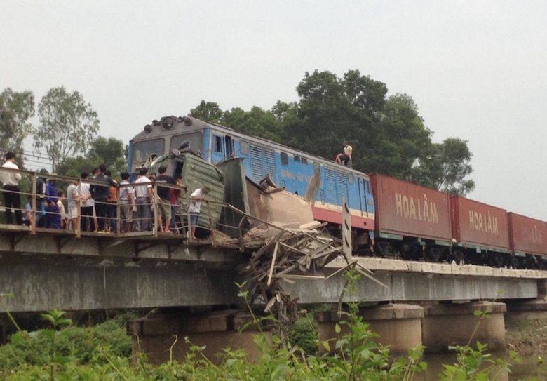 Hiện trường vụ t&agrave;u hỏa đ&acirc;m xe tải lật nghi&ecirc;ng tr&ecirc;n
