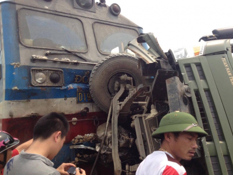 Hiện trường vụ t&agrave;u hỏa đ&acirc;m xe tải lật nghi&ecirc;ng tr&ecirc;n