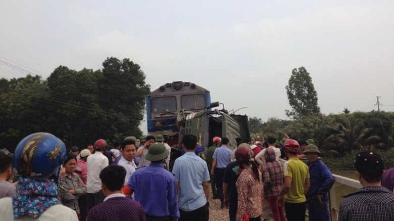 Hiện trường vụ t&agrave;u hỏa đ&acirc;m xe tải lật nghi&ecirc;ng tr&ecirc;n