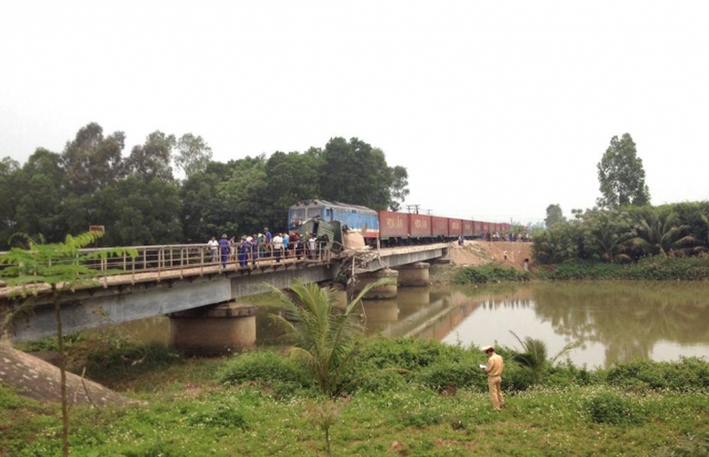Hiện trường vụ t&agrave;u hỏa đ&acirc;m xe tải lật nghi&ecirc;ng tr&ecirc;n