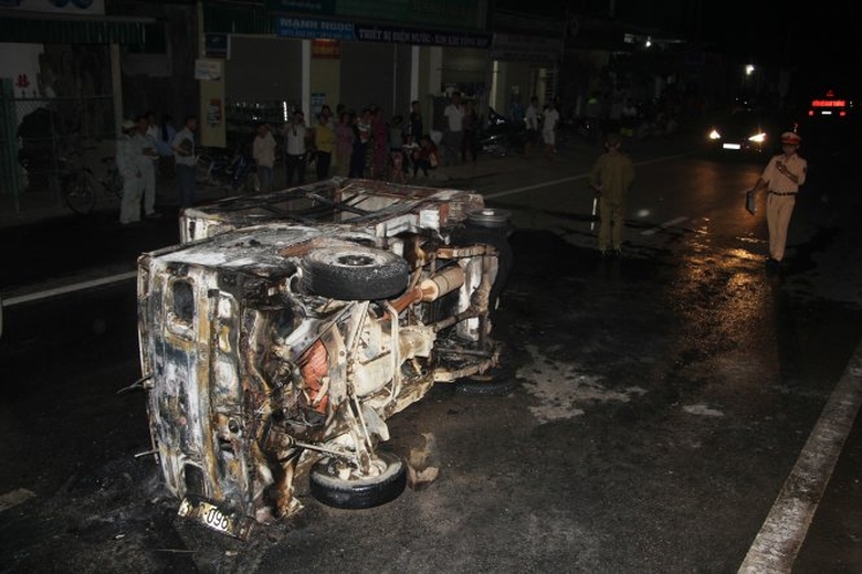 Ba người may mắn tho&aacute;t chết khi xe tải lật nghi&ecirc;ng