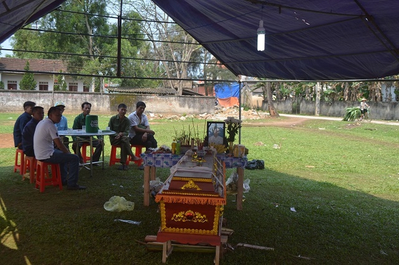 Mang quan t&agrave;i con đặt trước rạp cưới suốt 2 ng&agrave;y