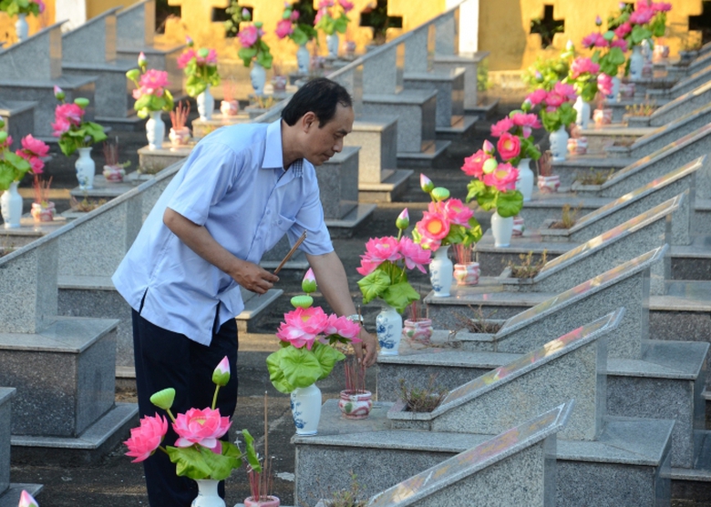 Thứ trưởng thắp hương tại nghĩa trang liệt sĩ Thọ