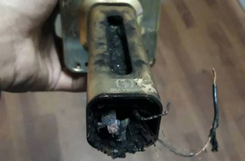 Micro karaoke cầm tay ph&aacute;t nổ 1