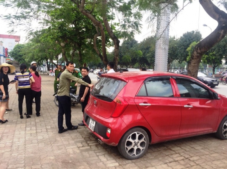 C&ocirc;ng an Phường Hưng Dũng xử l&yacute; xe đỗ sai quy định 