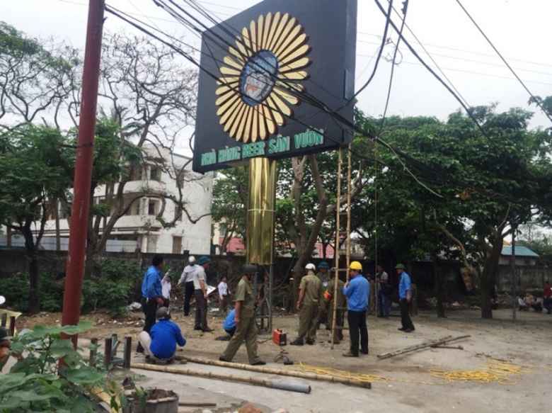 Đội Quy tắc đ&ocirc; thị TP cưỡng chế th&aacute;o dỡ cột biển Q