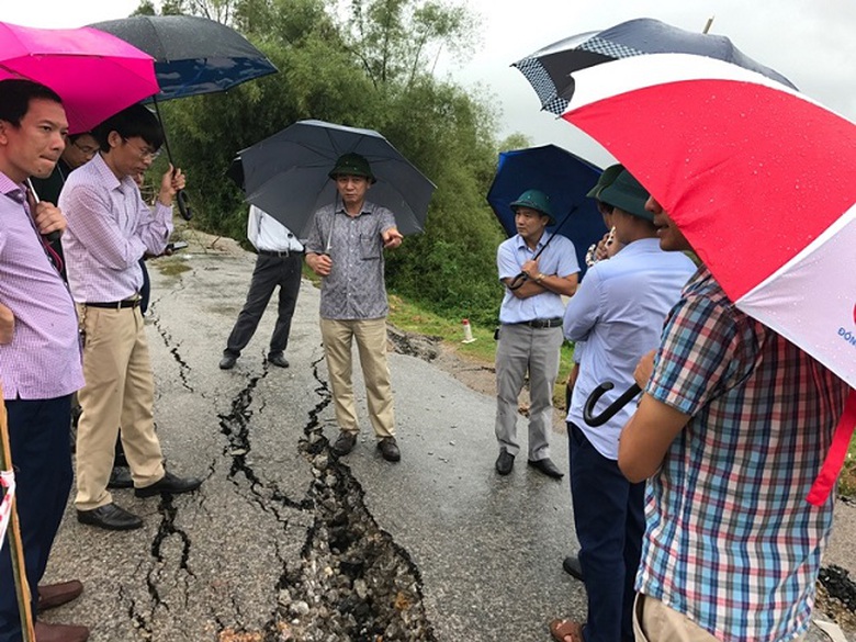 Ph&oacute; gi&aacute;m đốc Sở GTVT chỉ đạo tại hiện trường