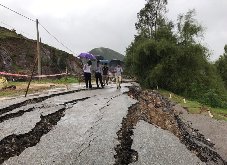 Đo&agrave;n c&ocirc;ng t&aacute;c Sở GTVT Nghệ An kiểm tra đoạn đường 
